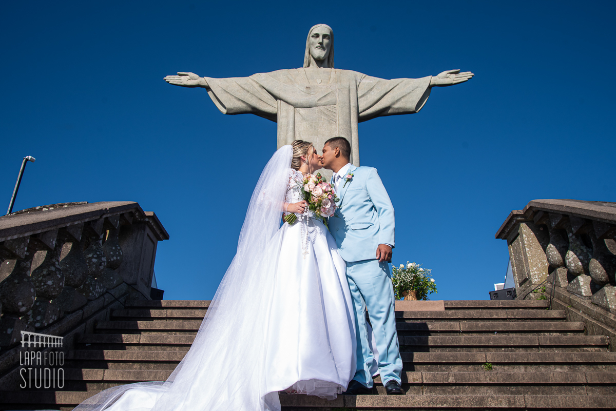 Beijos do casal no Cristo redentor