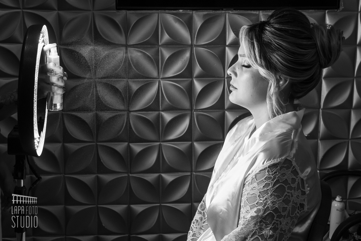 Foto em preto e branco da noiva