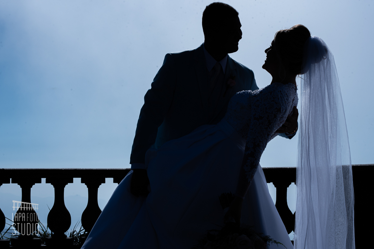 Foto dos noivos no Cristo Redentor