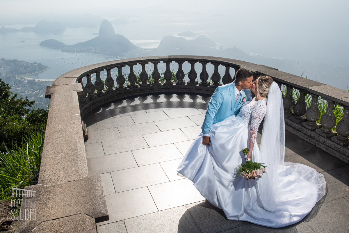 Beijos dos noivos no Cristo