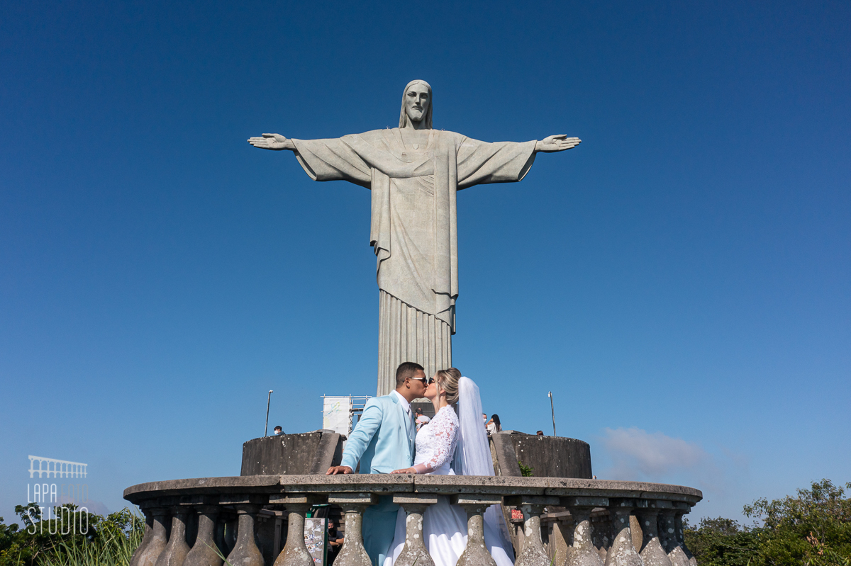 Beijos dos noivos no Cristo Redentor