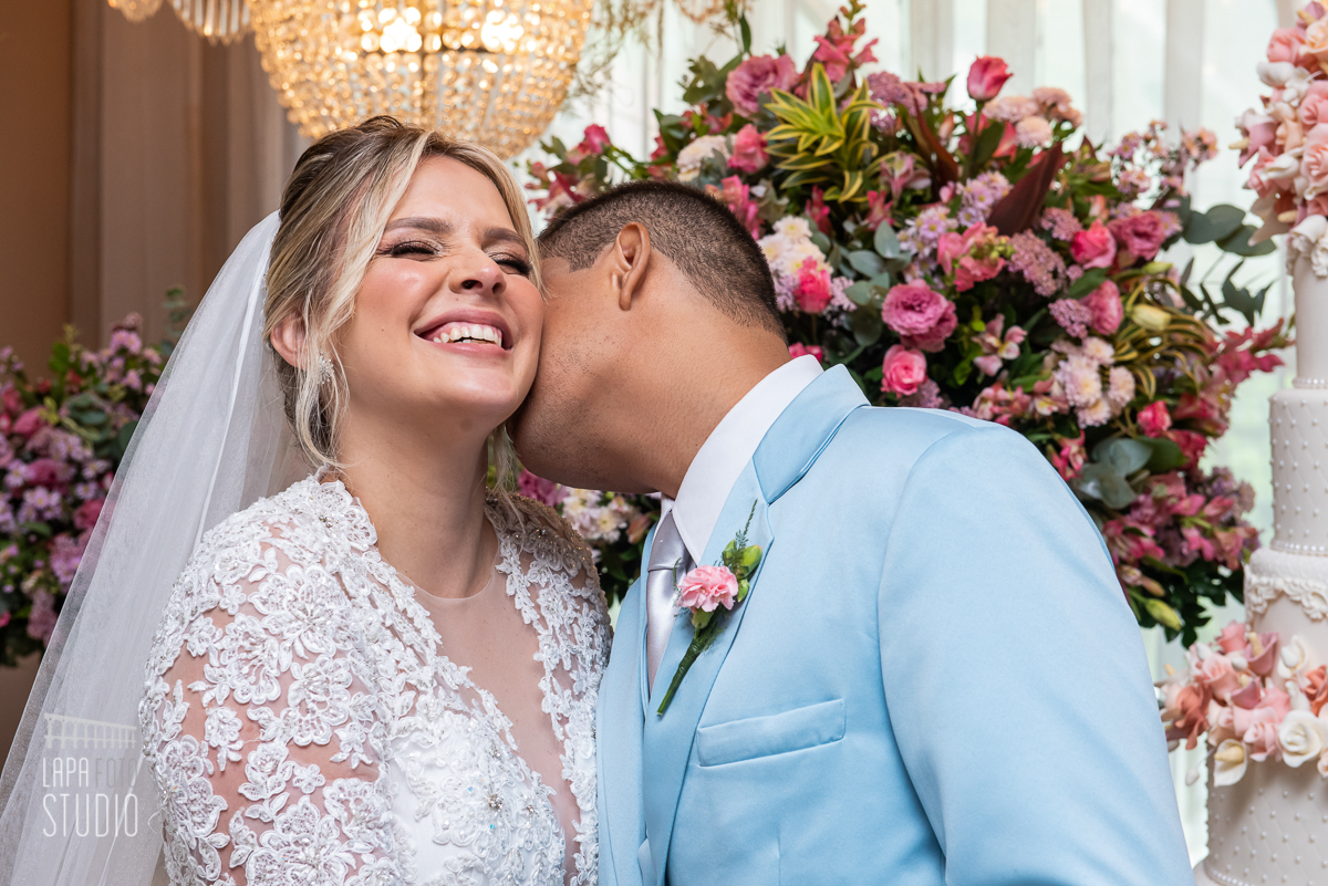 Noivos se beijando na festa