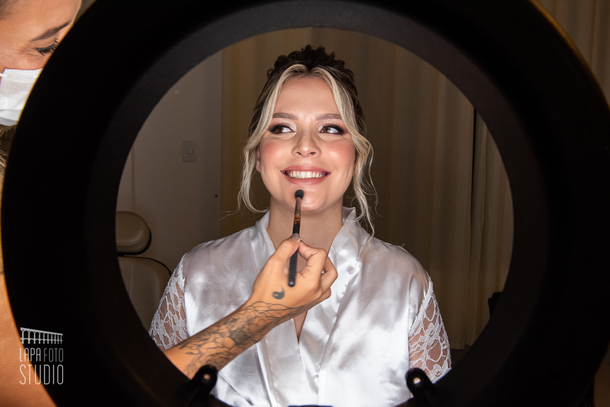 Noiva se maquiando no making of