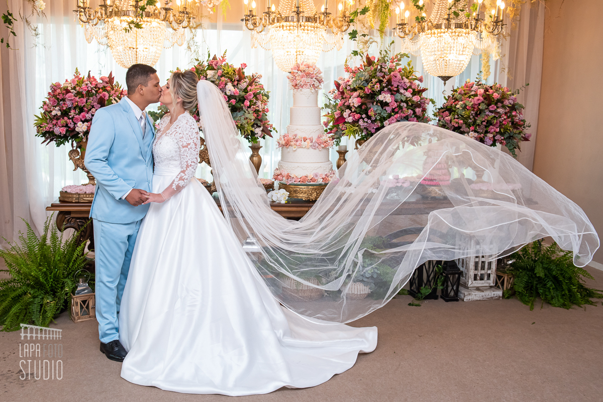 Véu da noiva voando na casa de festas Ballroom