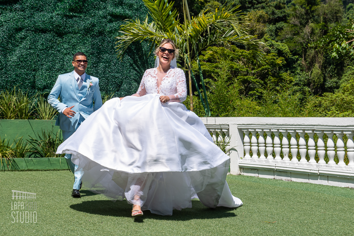 Noiva correndo na casa de festas Ballroom