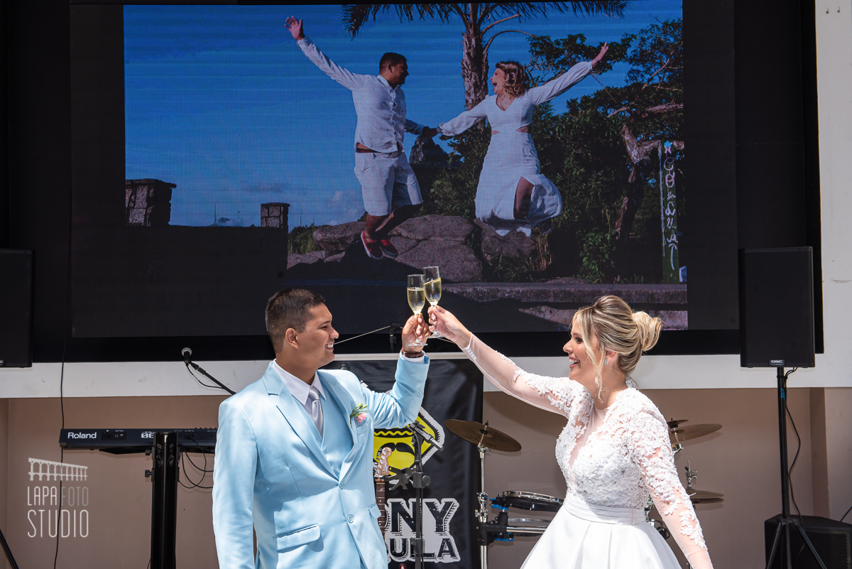 Brinde dos noivos na pista de dança da Ballroom