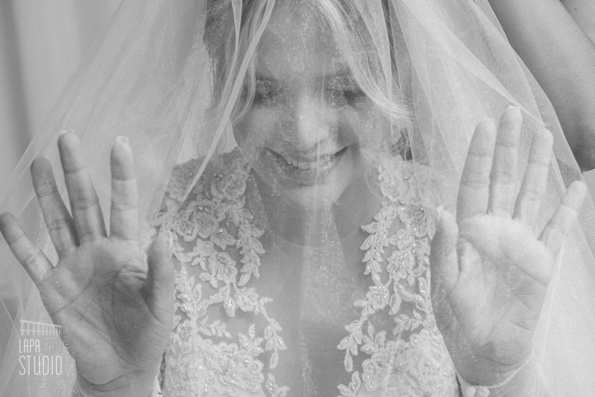 Foto em preto e branco da noiva com o véu