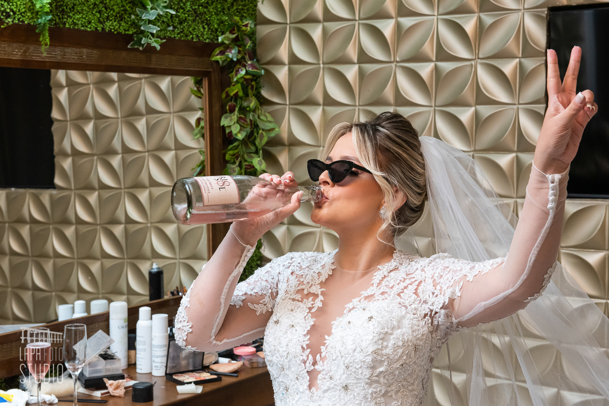 Noiva bebendo no making of