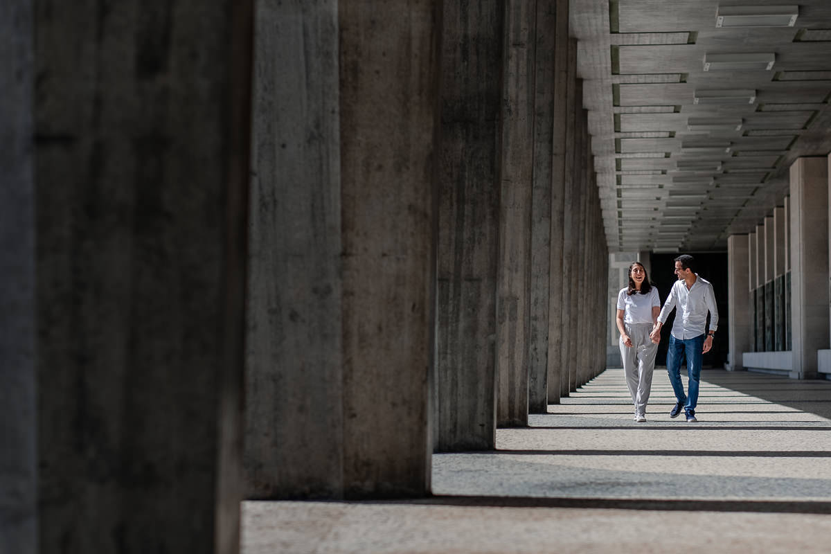 noivos a caminhar em Lisboa