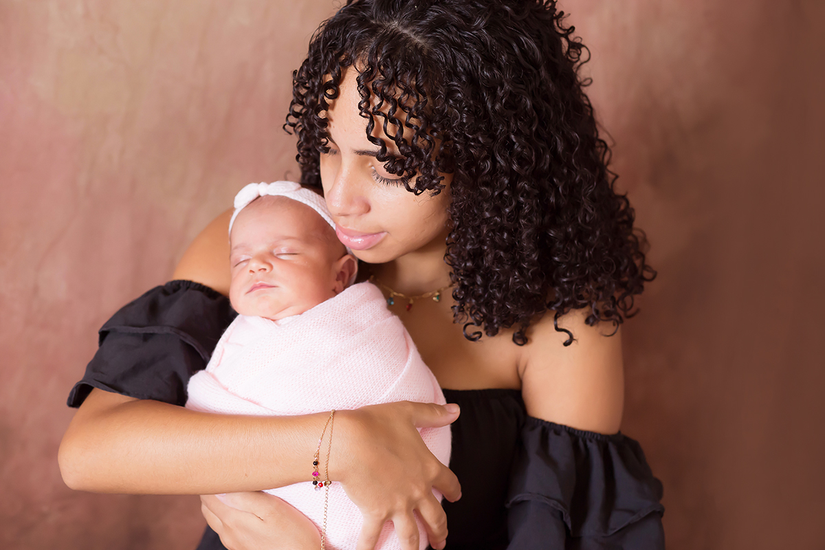 Amara em seu primeiro ensaio fotográfico. Ensaio de newborn em Para de Minas.