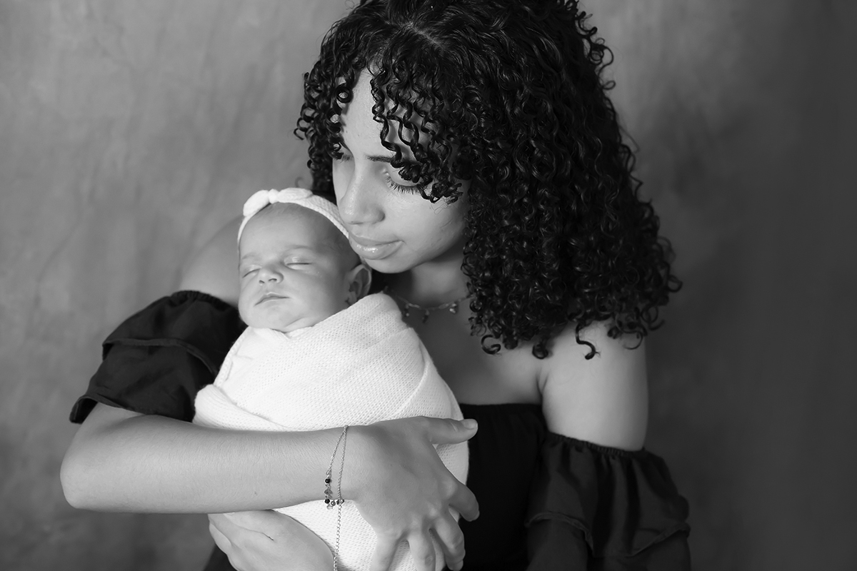 Amara em seu ensaio de newborn em Pará de Minas. Foto com a mamãe