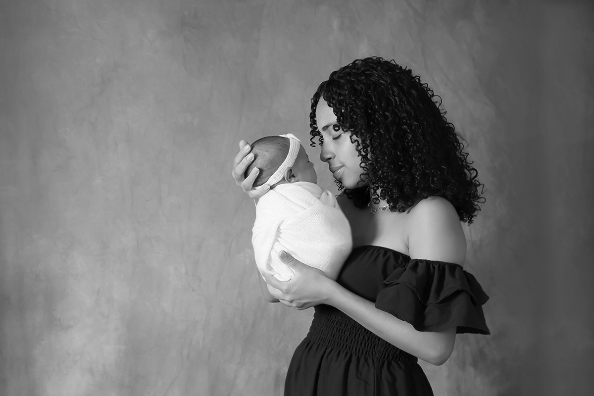 Fotos de newborn da Amara de 12 dias em Pará de Minas. Foto com a mamãe.