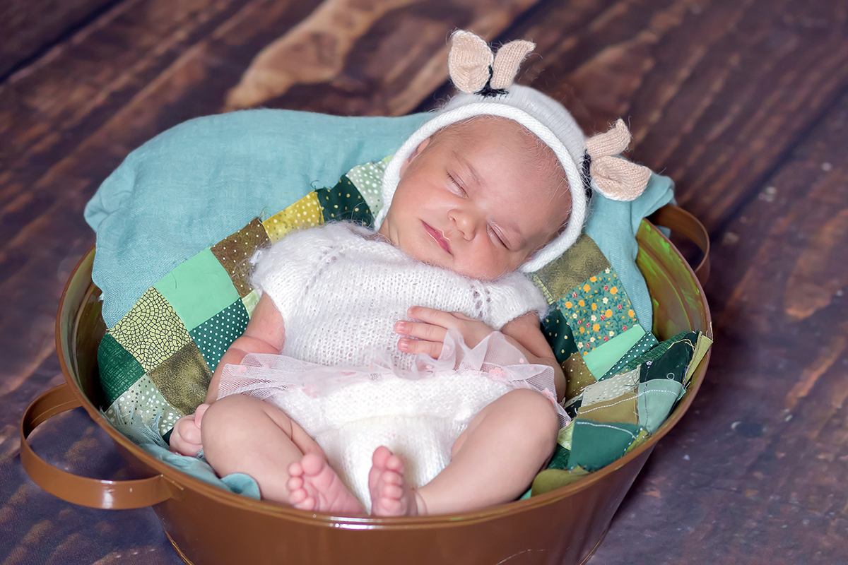 Amara de 12 dias em suas fotos de newborn. Ensaio realizado em Pará de Minas