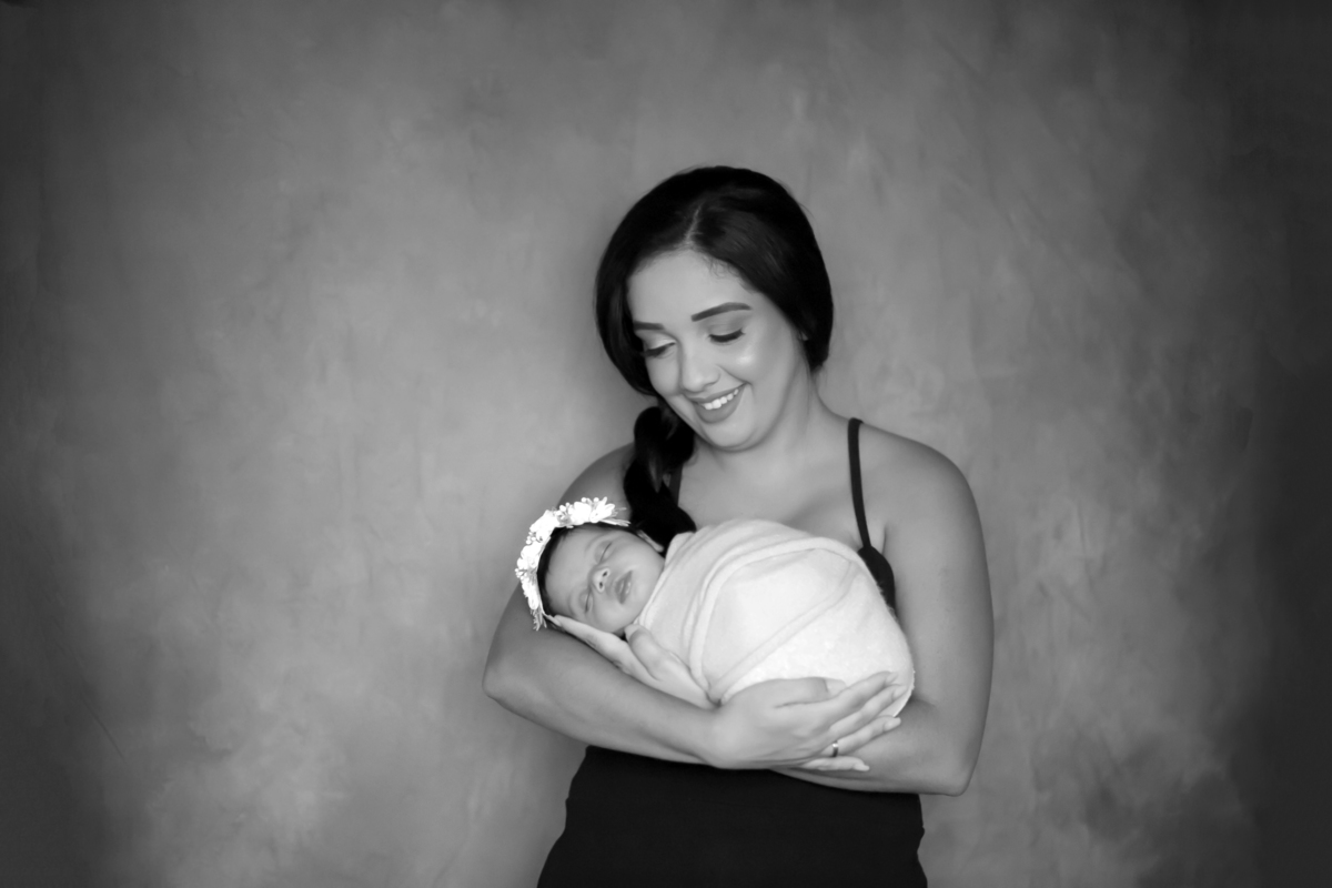 Ensaio de newborn da Antonella em Pará de Minas. Foto com a mãe