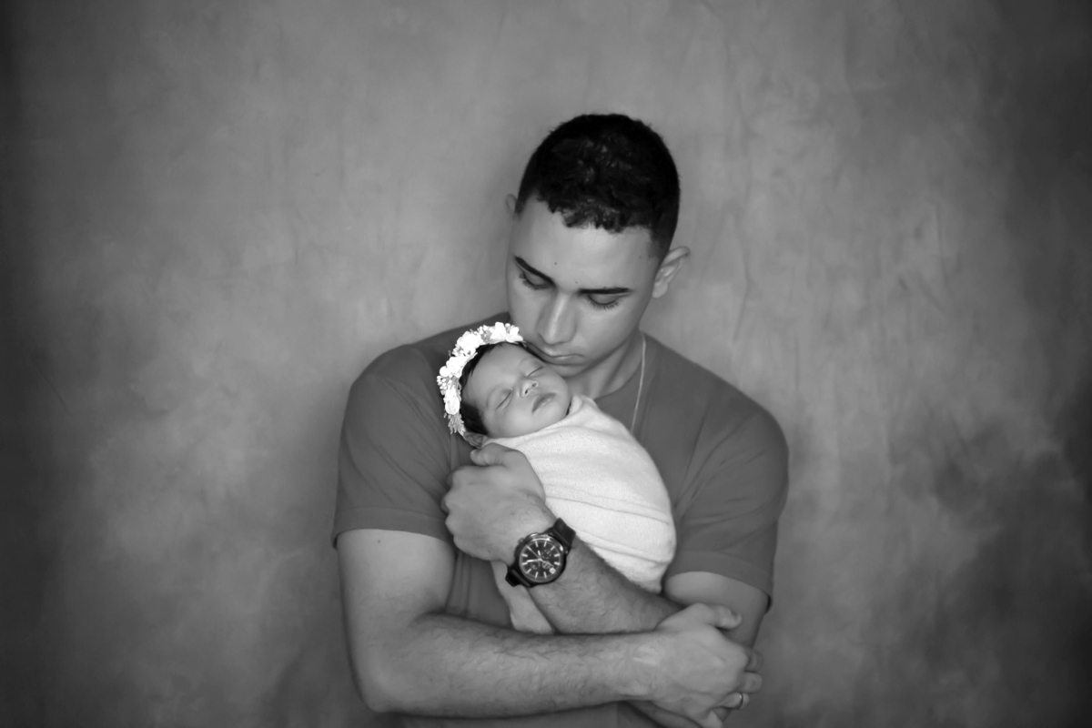 Ensaio de newborn da Antonela em Pará de Minas. Foto com o pai