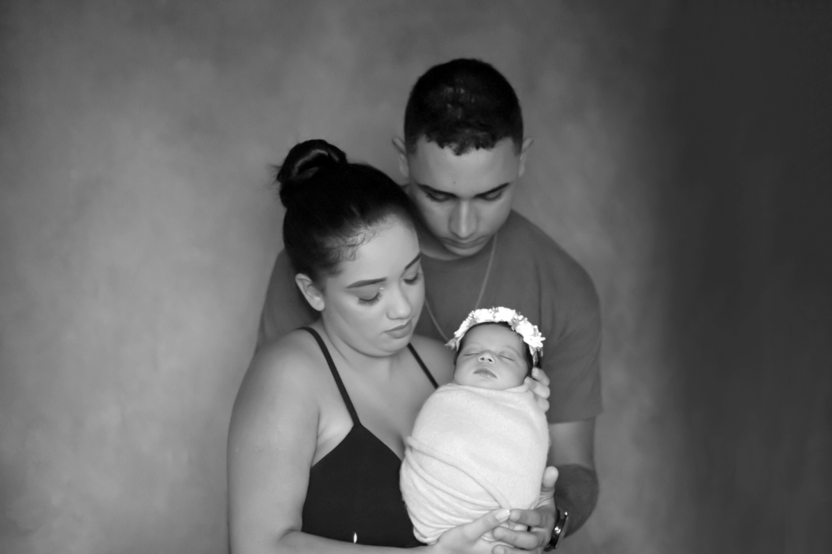 Ensaio de newborn da Antonella em Pará de Minas. Fotos com os pais