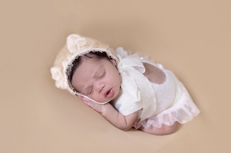 Antonella modelando pela primeira vez, em seu ensaio de newborn em Pará de Minas