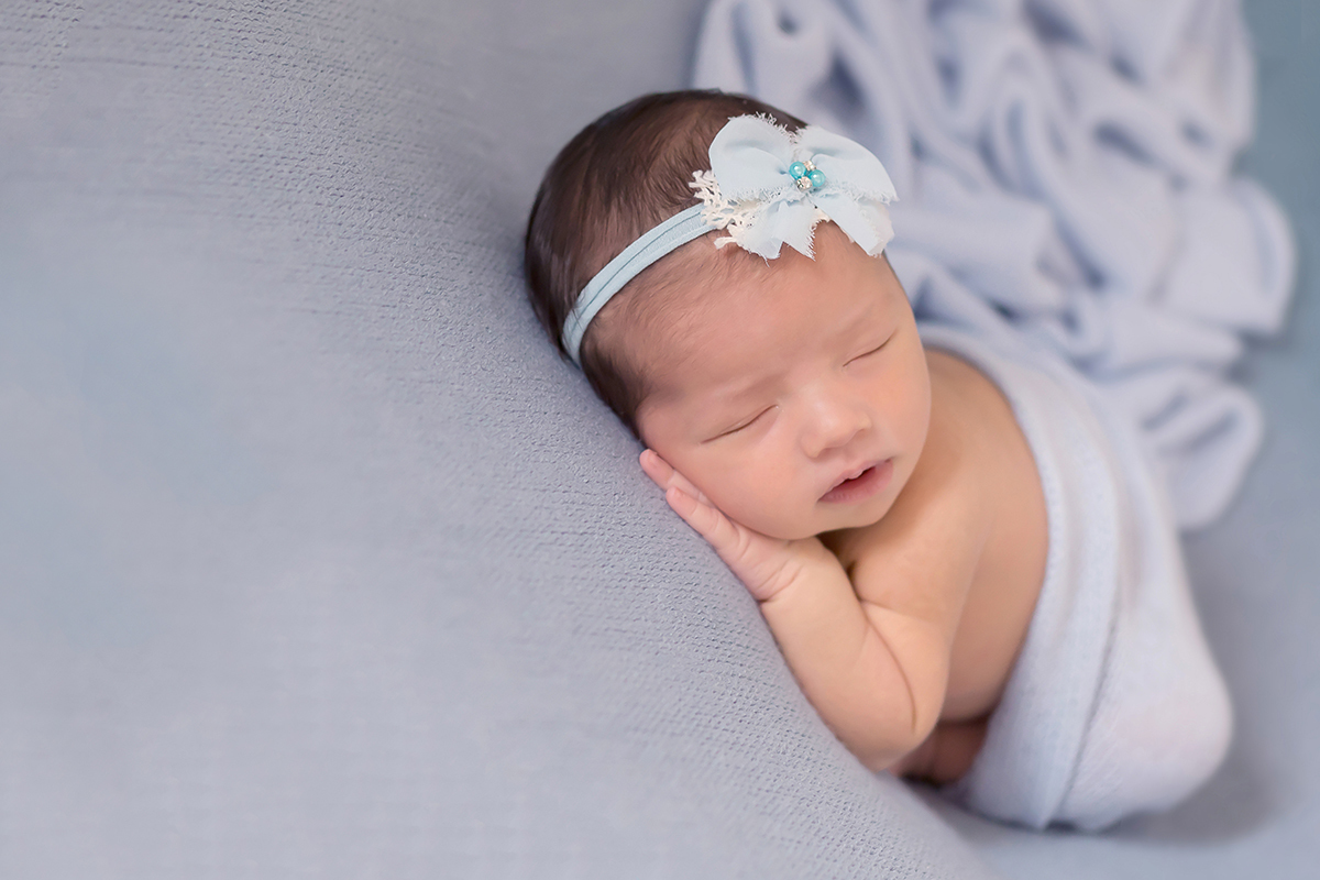 Liz de 8 dias em seu ensaio newborn em Pará de Minas