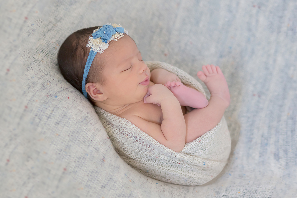 Liz de 8 dias em seu primeiro ensaio fotográfico. Ensaio de newborn em Para de Minas