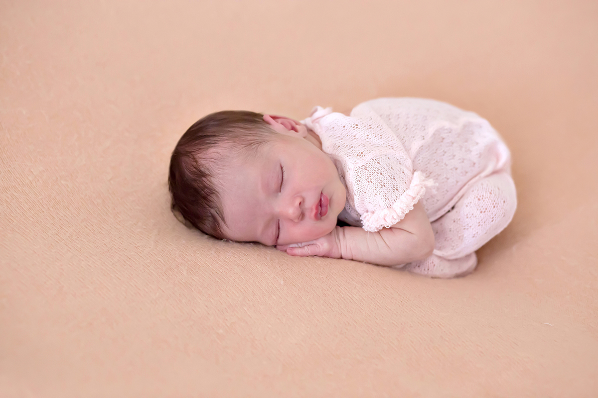 Fotos de newborn Betina de 9 dias. Pose no puff. Ensaio em Pará de Minas