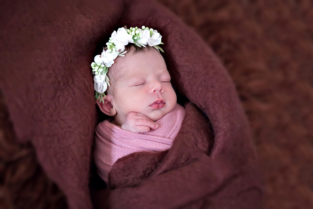 Betina modelando pela primeira fez em seu ensaio de Newborn em Para de Minas