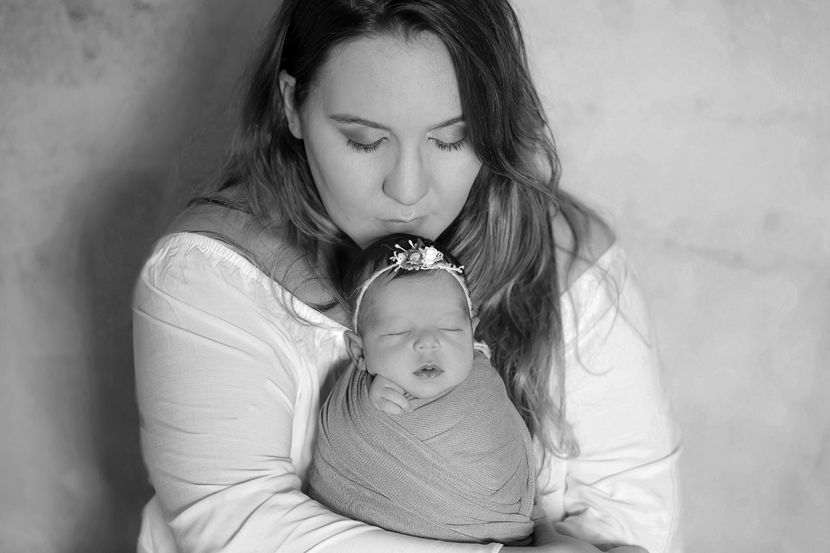 Fotografias de newborn da Betina de 9 dias em Pará de Minas. Pose com a mãe