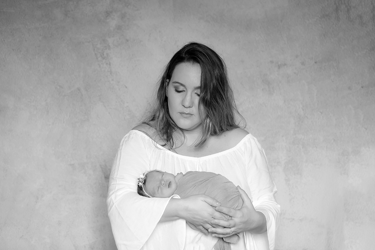 Betina de 9 dias foto com a mãe em seu ensaio de newborn em Pará de Minas