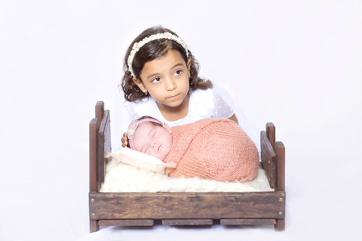 Maitê de 12 dias e sua irmãzinha, no seu ensaio de newborn na cidade de Para de Minas