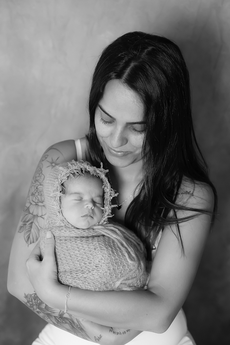 Ensaio de newborn da Maitê em Pará de Minas, Foto com a mamãe