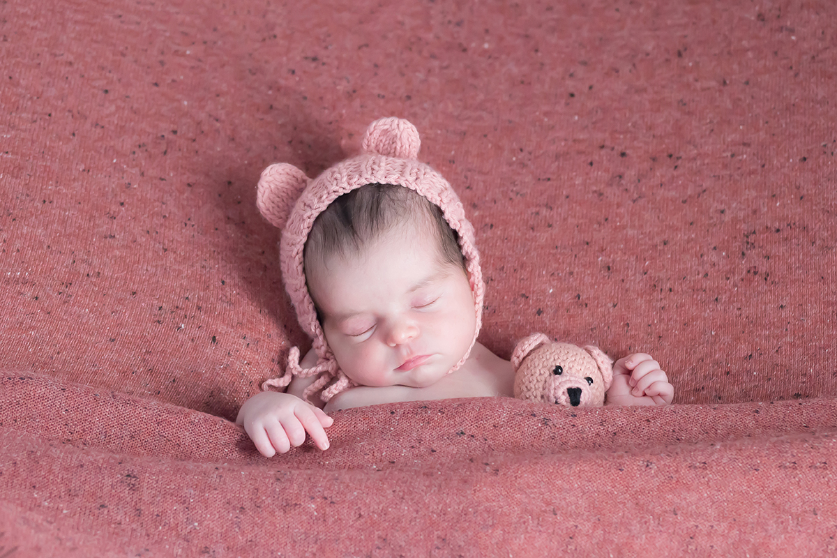 Fotografias de newborn da Maitê de 12 dias em Pará de Minas. Pose no puff.