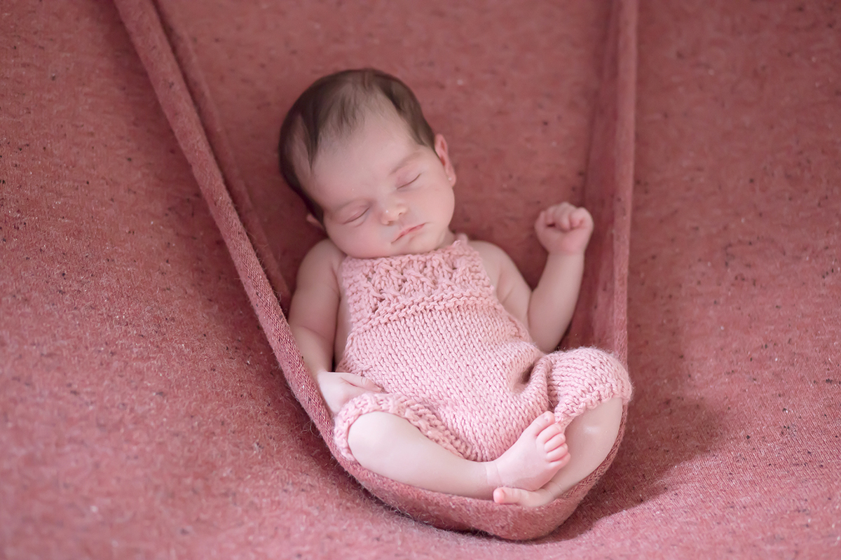 Pose no puff da Maitê de 12 dias em seu ensaio de recém nascido em Para de Minas