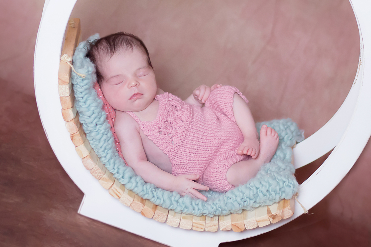 Maitê de apenas 12 dias modelando em seu ensaio de newborn em Pará de Minas