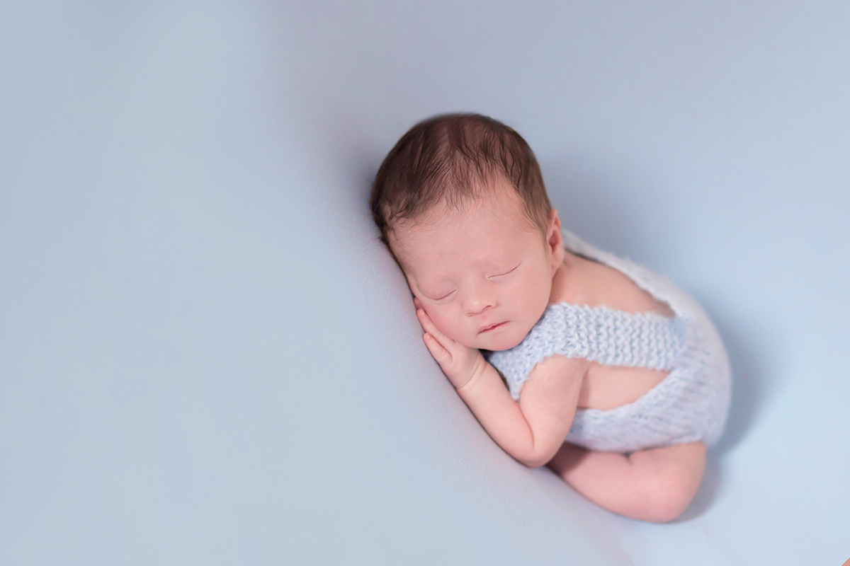 Ravi de 14 dias modelando pela primeira vez em seu ensaio de newborn em Pará de Minas