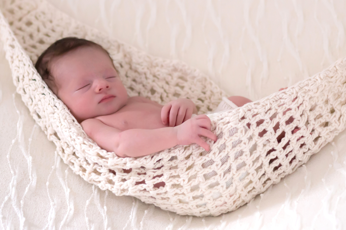 Ravi de 14 dias mostrando toda sua fofura neste ensaio de recém nascido em Pará de Minas