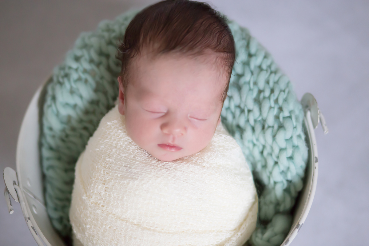 Fotografias de newborn do Ravi de 14 dias. Pose no prop baldinho.