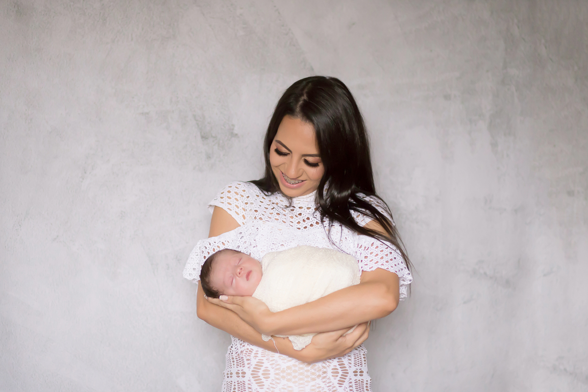 Ensaio de newborn em Pará de Minas, do Ravi de 14 dias. Pose com a mãe.