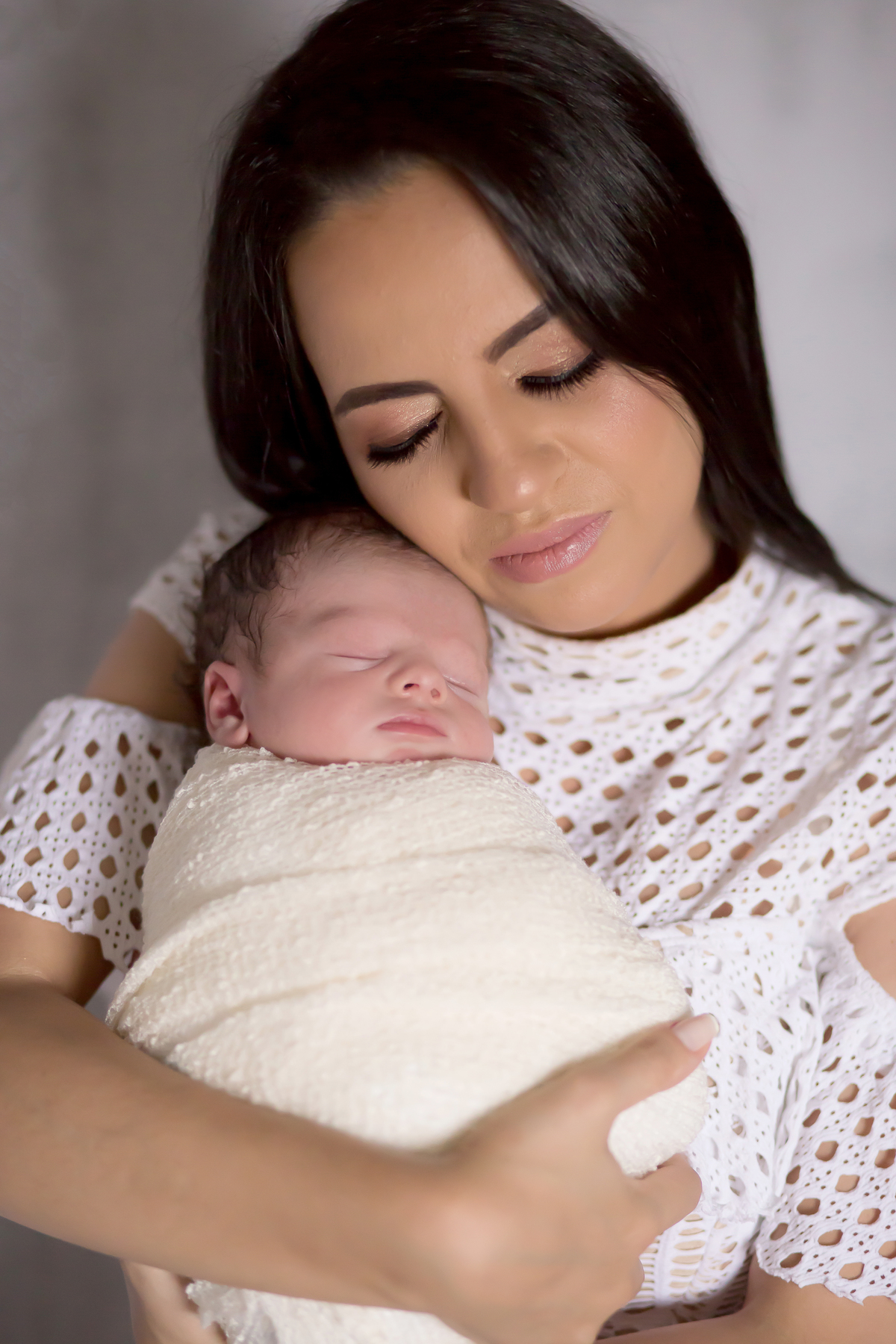 Ravi de 14 dias em seu ensaio de recém nascido. Pose com a mãe