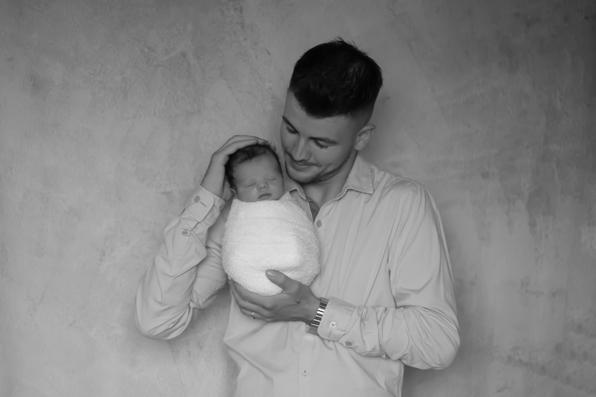 Ravi de 14 dias, na pose com o papai em em seu ensaio de recém nascido, na cidade de Pará de Minas.