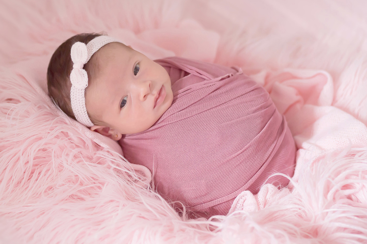 Newborn da Giovanna em Para de Minas. Pose no puff.