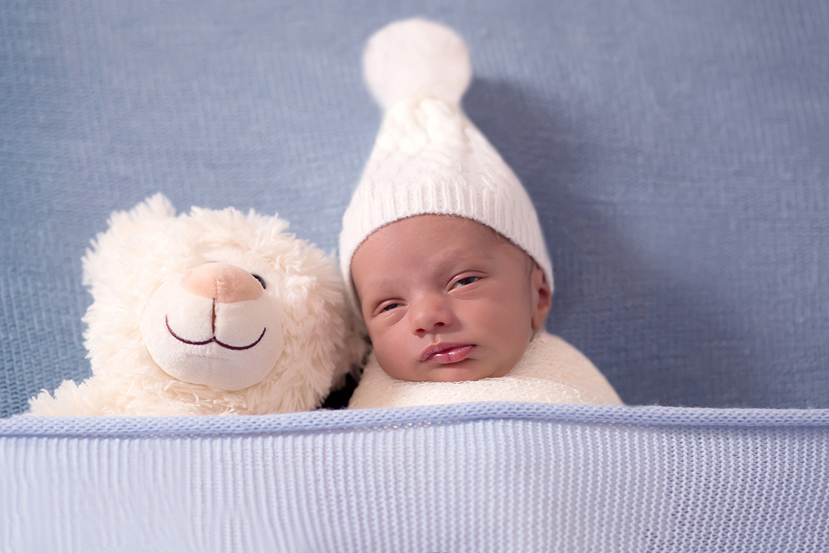 Davi de 11 dias modelando pela primeira vez em seu ensaio newborn na cidade de Para de Minas