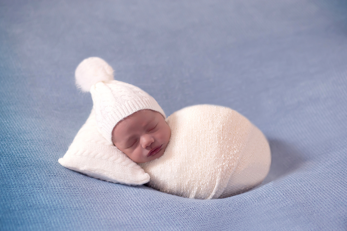 Pose do puff do Davi de 11 dias em seu ensaio de newborn em Pará de Minas