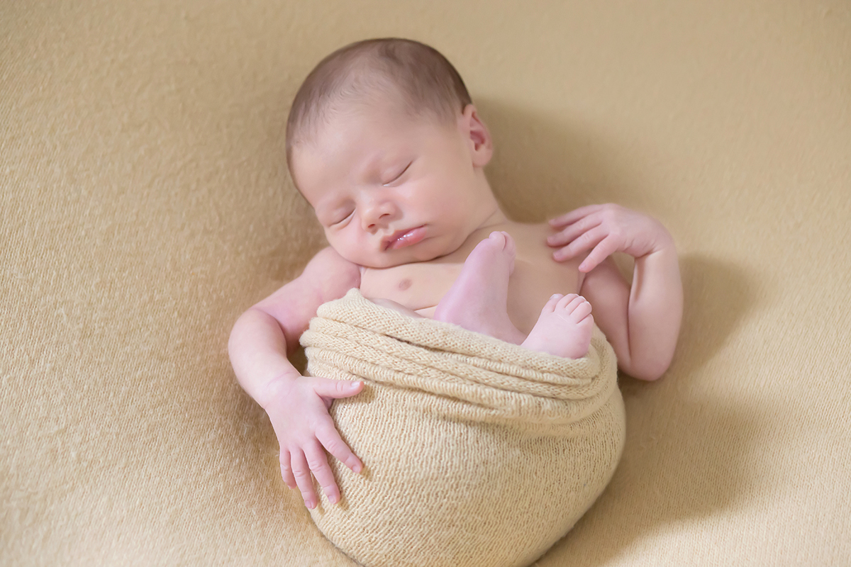 Lucca de 18 dias modelando pela primeira vez em seu ensaio de newborn em pará de minas. Pose no puff