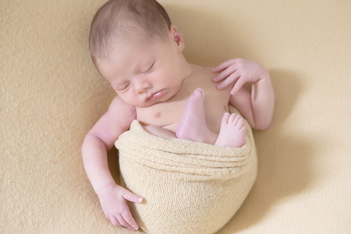 Pose do puff do Lucca em seu ensaio de recém nascido em Para de Minas