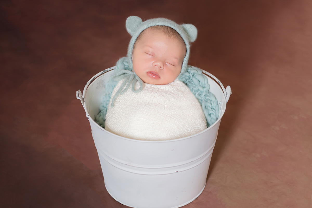 Foto no baldinho do Lucca de 18 dias em seu ensaio de newborn em Pará de Minas