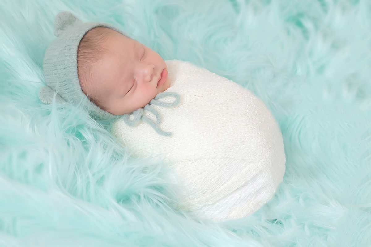 Lucca de 18 dias mostrando toda sua fofura no seu ensaio de newborn em Para de Minas