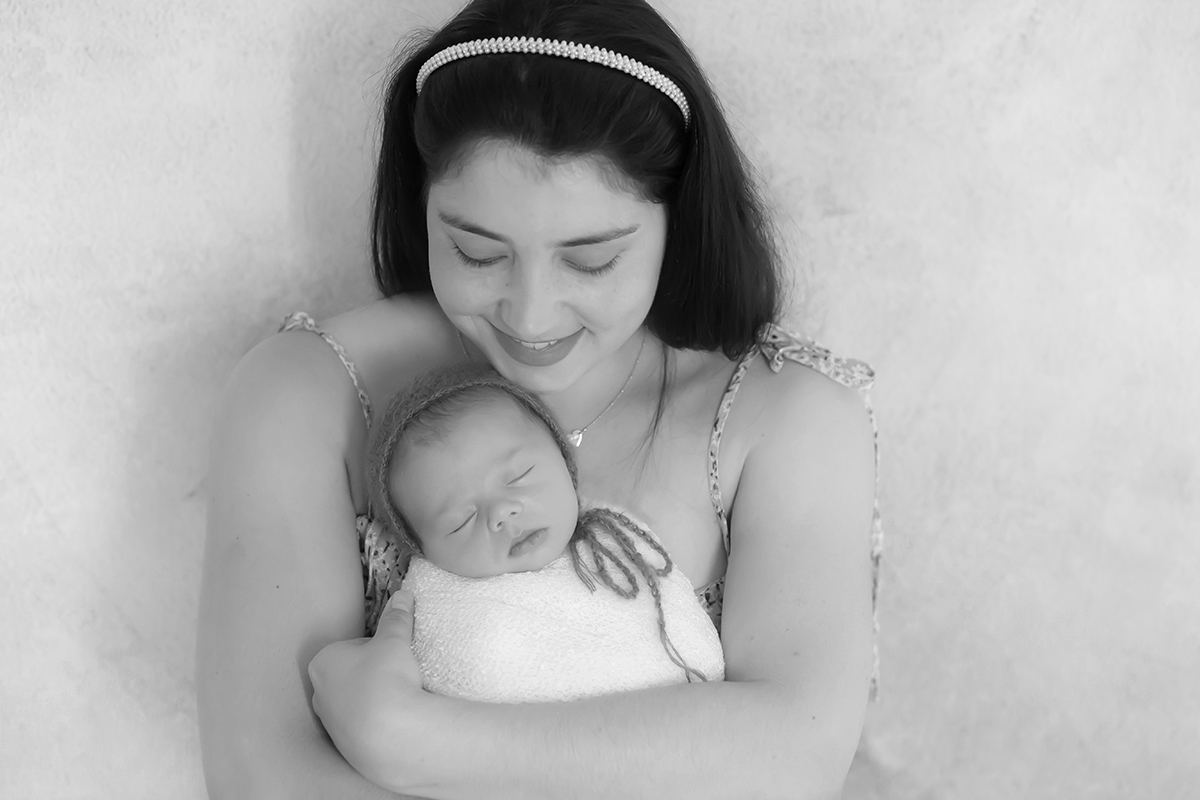 Ensaio de newborn do Lucca de 18 dias em Pará de Minas. Foto com a mamãe