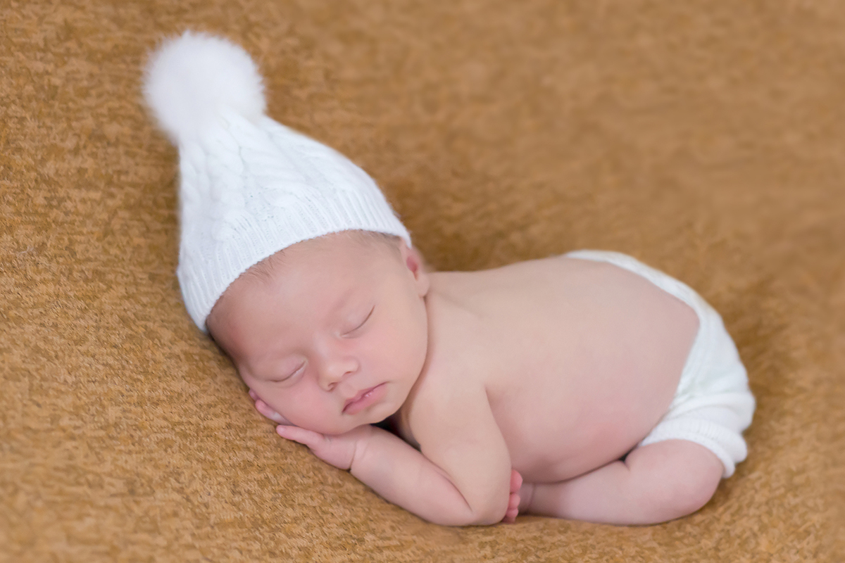 Lucca de 18 dias mostrando toda sua fofura no seu ensaio de recem nascido em Para de Minas
