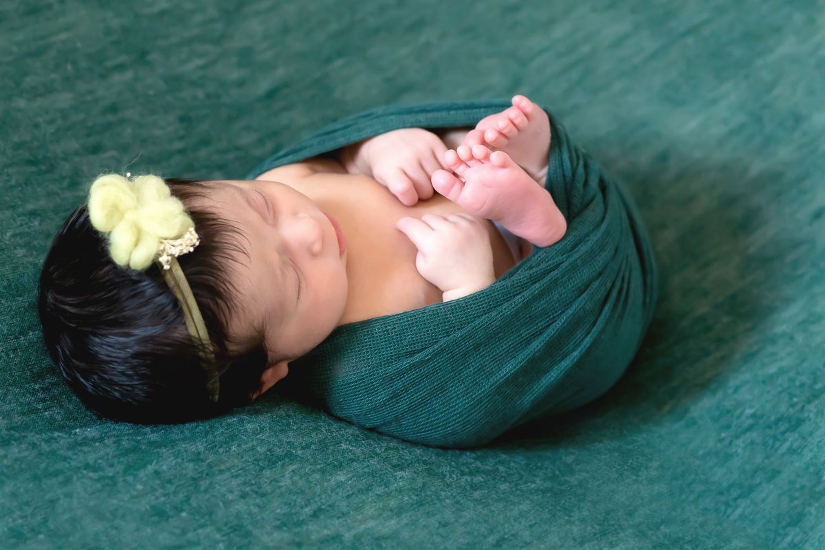 Maria Vitória de 12 dias modelando pela primeira vez, em seu ensaio de newborn em Pará de Minas