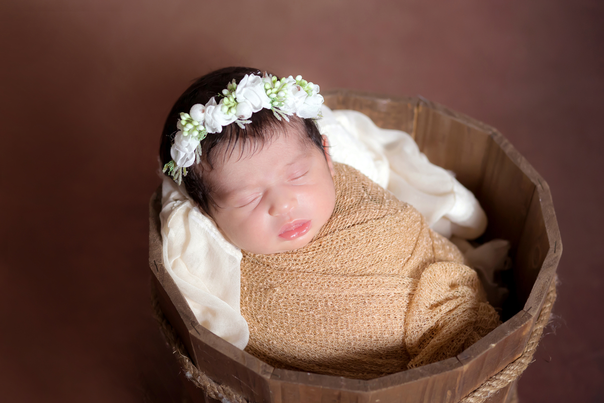 Foto no prop baldinho, da Maria Vitória, em seu ensaio de newborn, em Para de Minas