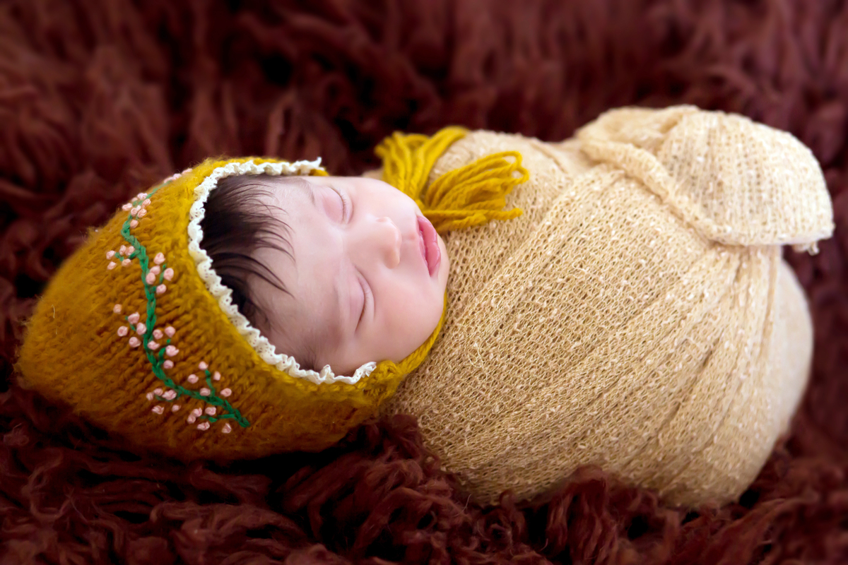 Maria Vitória de 12 dias, pose no puff, em suas fotos de recem nascido